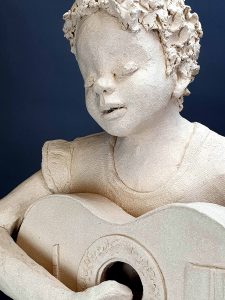 Sculpture en grès blnc d'uneenfant jouant de la guitare - Gissinger Mariele – Sculpture – Bronzes – Modelage – Terre – Ton - Céramique – Porcelaine – Porcelain – Artiste - Art-gm – Alsace - France