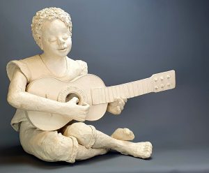 Sculpture en grès blnc d'uneenfant jouant de la guitare - Gissinger Mariele – Sculpture – Bronzes – Modelage – Terre – Ton - Céramique – Porcelaine – Porcelain – Artiste - Art-gm – Alsace - France