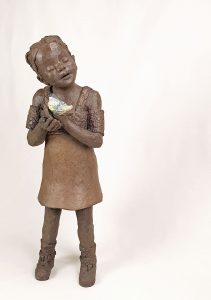 Sculpture en terre d'une petite fille qui écoute les oiseaux - Gissinger Mariele – Sculpture – Bronzes – Modelage – Terre – Ton - Céramique – Porcelaine – Porcelain – Artiste - Art-gm – Alsace - France