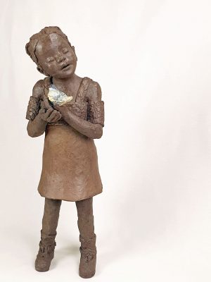 Sculpture en terre d'une petite fille qui écoute les oiseaux - Gissinger Mariele – Sculpture – Bronzes – Modelage – Terre – Ton - Céramique – Porcelaine – Porcelain – Artiste - Art-gm – Alsace - France