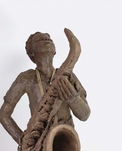 Sculpture d'un soxophoniste avec son saxophone - Gissinger Mariele – Sculpture – Bronzes – Modelage – Terre – Ton - Céramique – Porcelaine – Porcelain – Artiste - Art-gm – Alsace - France