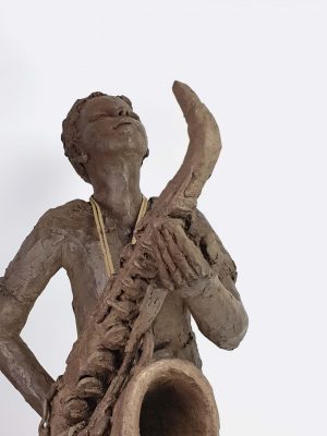 Sculpture d'un soxophoniste avec son saxophone - Gissinger Mariele – Sculpture – Bronzes – Modelage – Terre – Ton - Céramique – Porcelaine – Porcelain – Artiste - Art-gm – Alsace - France
