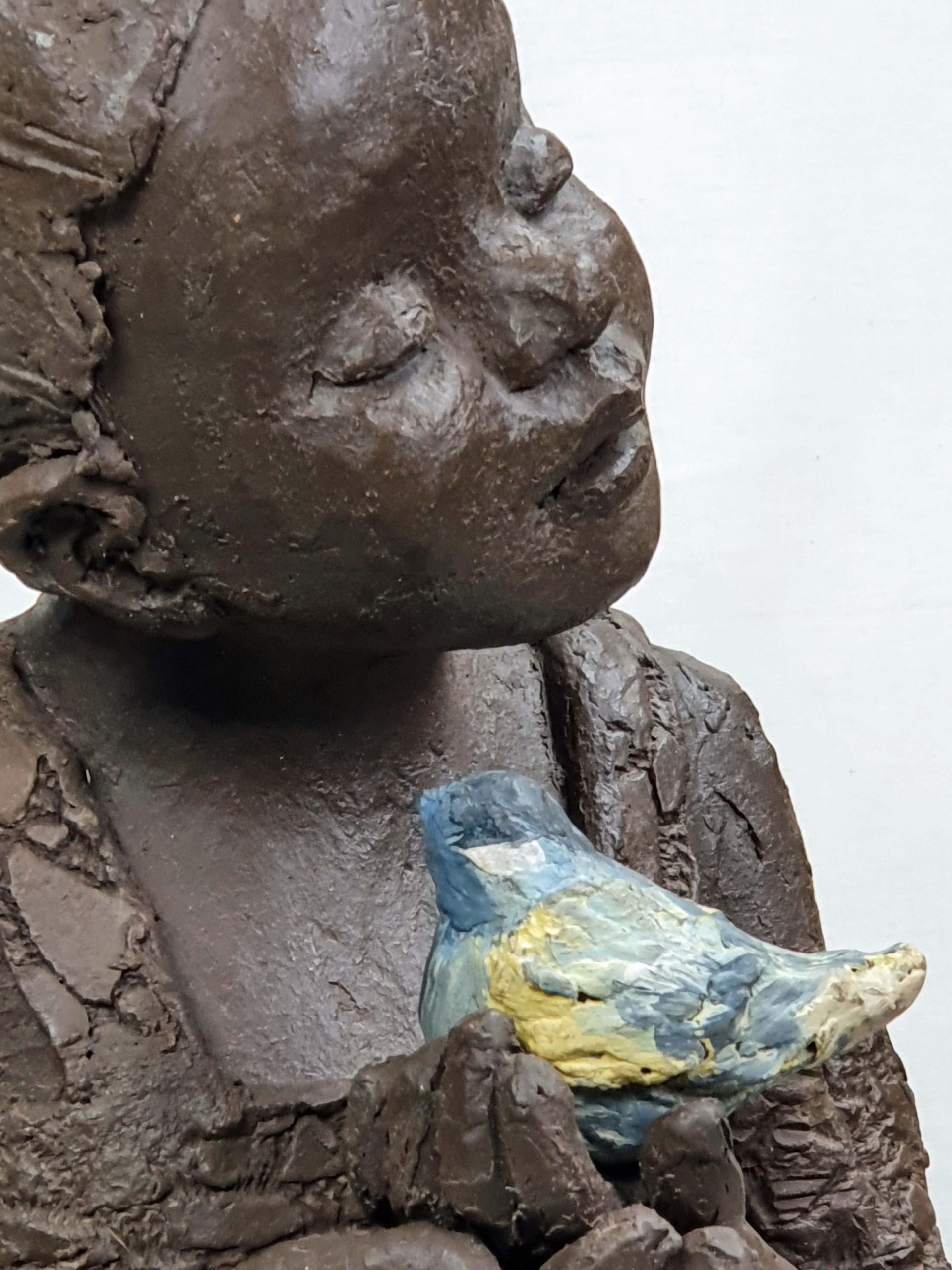 Sculpture en terre d'une petite fille qui écoute les oiseaux - Gissinger Mariele – Sculpture – Bronzes – Modelage – Terre – Ton - Céramique – Porcelaine – Porcelain – Artiste - Art-gm – Alsace - France