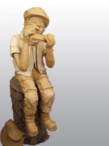 Sculpture en céramique enfant jouant de l'harmonica avec un petit air de gavriche - Artiste Marièle Gissinger - Art-gm - Alsace - Modelage