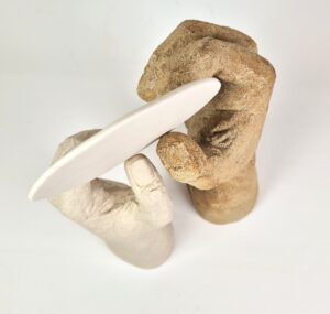 sculpture de deux mains modelées en gré, tenant semble une Ostie