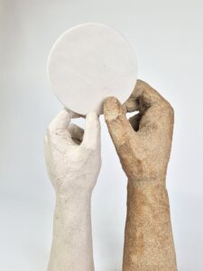 sculpture de deux mains modelées en gré, tenant semble une Ostie